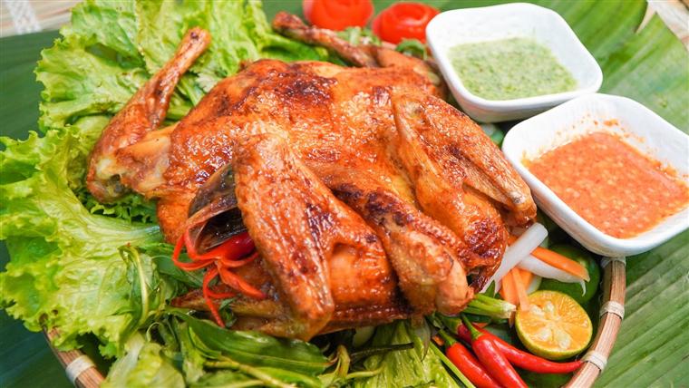 Gà nướng nguyên con trên lá chuối