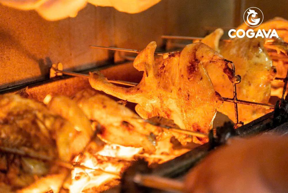 Gà COGAVA đang nướng trên lò than