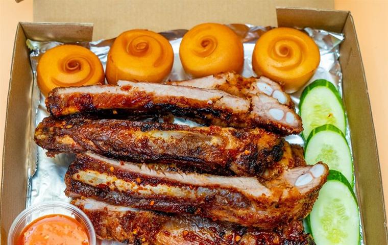 Hộp sườn nướng COGAVA kèm bánh bao và dưa leo