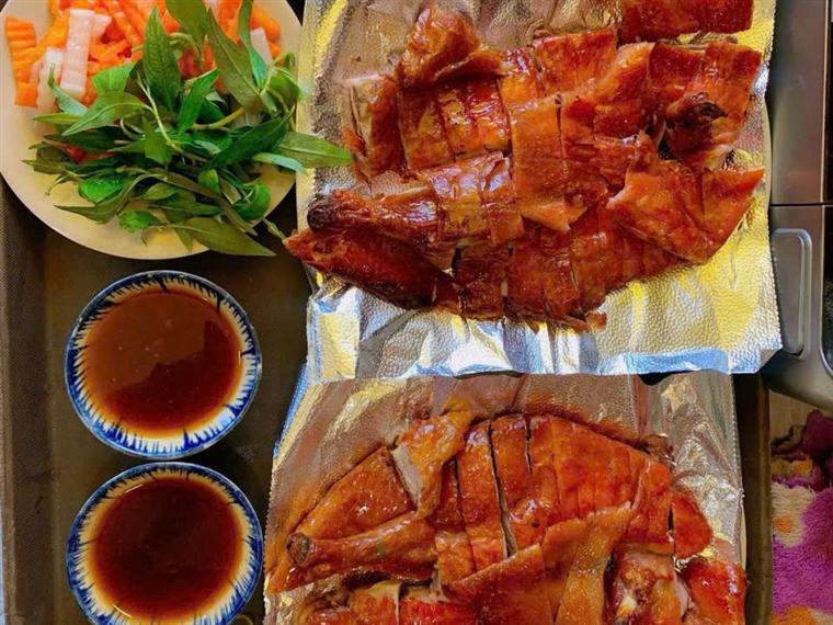 Vịt quay tỳ bà COGAVA chặt sẵn kèm rau và nước chấm